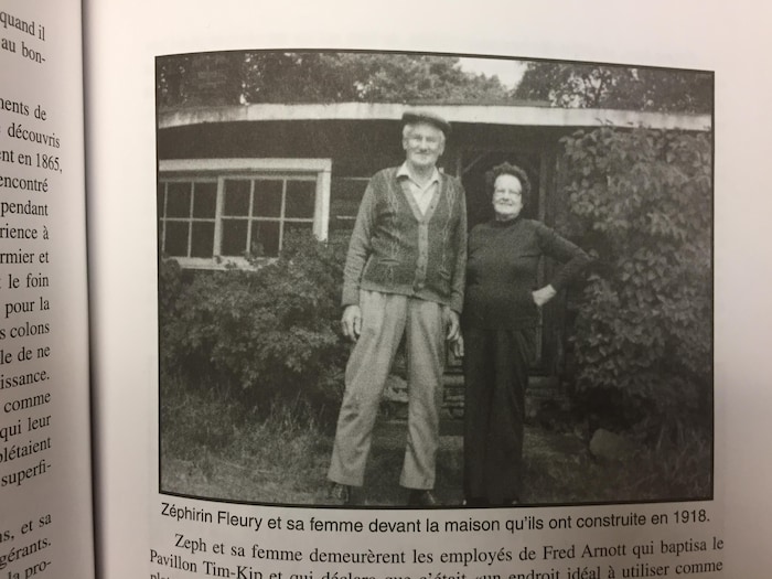 Photo de Zéphirin Fleury et sa femme devant la maison qu'ils ont construite en 1918, telle qu'imprimée dans le livre de Scott Sorensen.