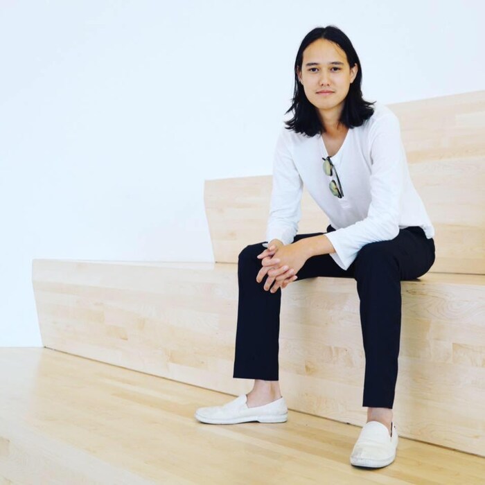 Hoan Ton-That assis sur des marches dans une photo studio.
