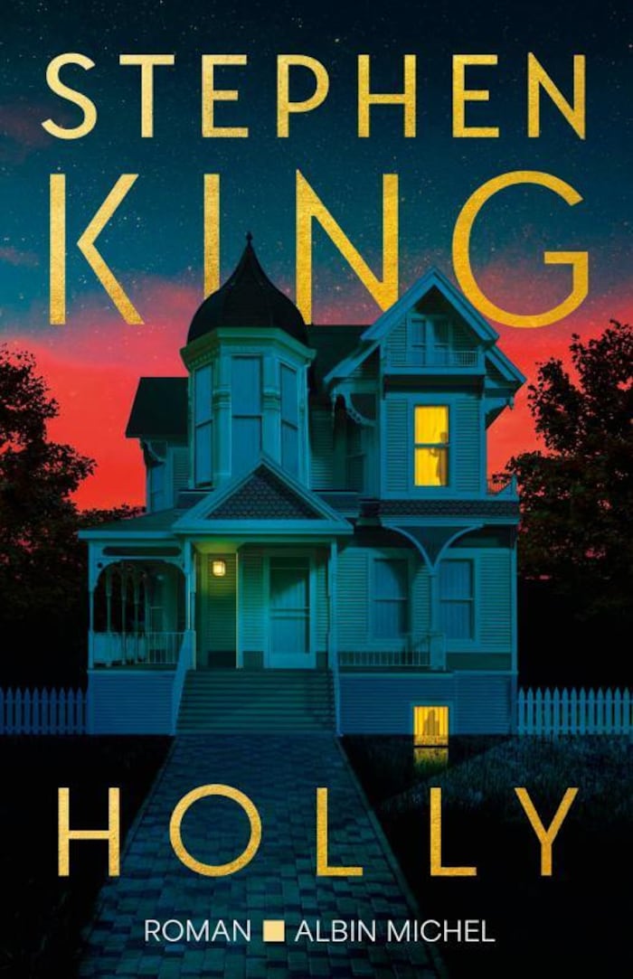La couverture du livre montrant une maison victorienne à la tombée de la nuit.