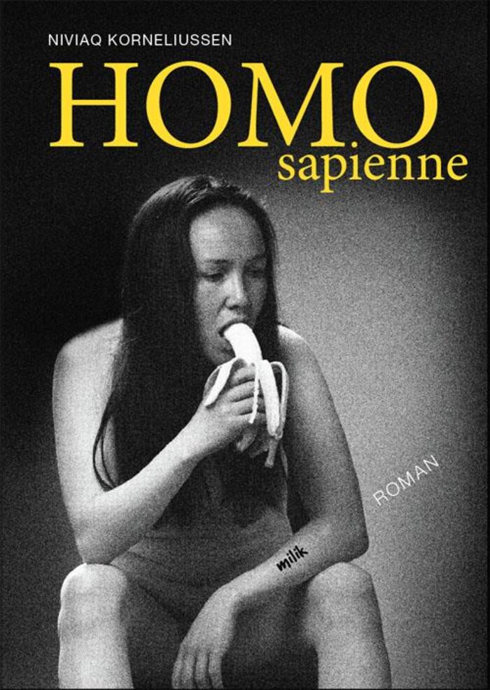 Une couverture de livre montre une femme nue qui mange une banane.