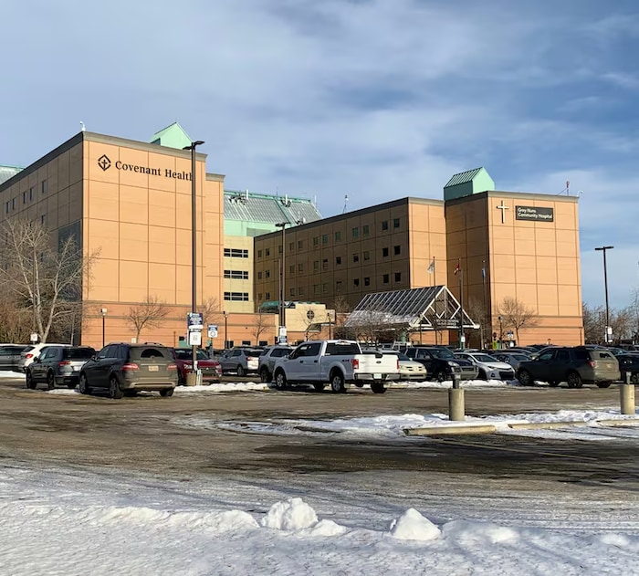 Des voitures sont stationnées dans la cour de l'Hôpital Covenant Health, à Edmonton.