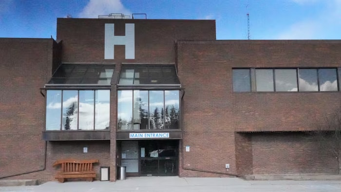 L'entrée principale de l'hôpital de Hinton, en Alberta.