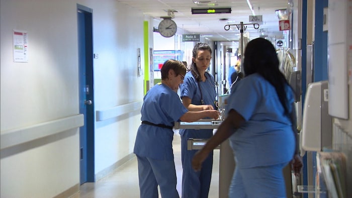Trois infirmières au travail.