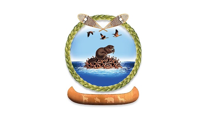 Un castor surmonté d'outardes et de raquettes, au-dessus d'un canot.