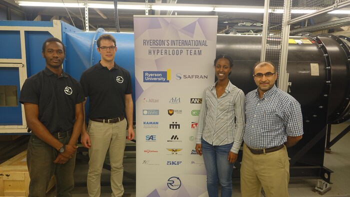 Tayo Shonibare, Graeme Klim, Wintta Ghebreiyesus et Seyed M. Hashemi de l'équipe Hyperloop de Ryerson.