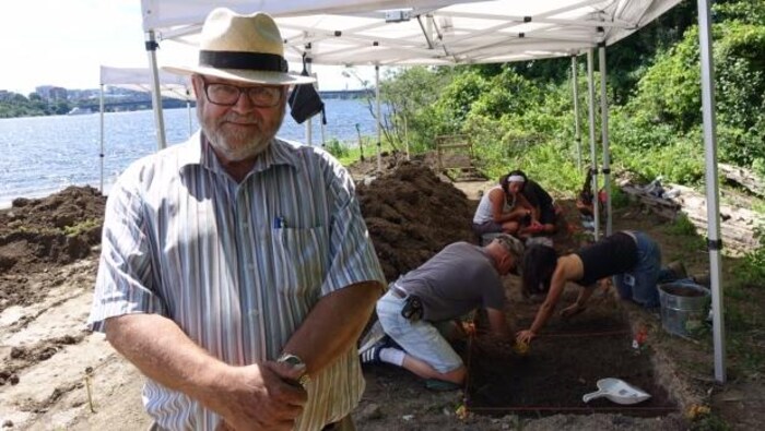  Ian Badgley pose sur le site des fouilles archéologiques.