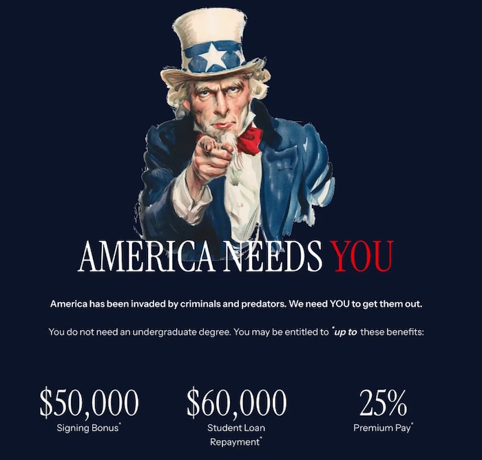 Une publicité montrant la traditionnelle image de l'oncle Sam, pointant son doigt vers le lecteur, sous laquelle on lit le message « America needs you » (en français : les États-Unis ont besoin de vous) et des montants de 50 000 $ US pour s'enrôler, de 60 000 $ pour rembourser des prêts étudiants et une prime salariale de 25 %.