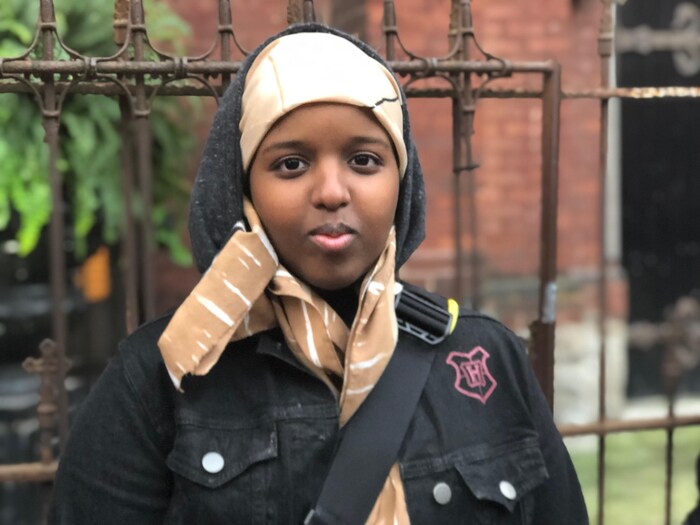 Ifrah Noor regarde la caméra.