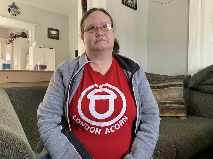 Ilse Grills porte un t-shirt rouge