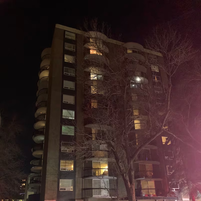 Un immeuble de 12 étages photographié à Edmonton, le 15 janvier 2026.