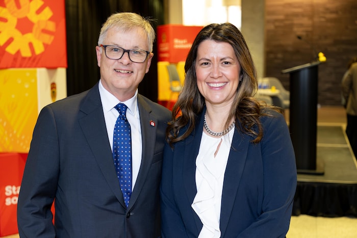 Myles McDougall, ministre de l'Éducation supérieure de l'Alberta, et Kerry Black, directrice de l'Institut de l'eau de l'Université de Calgary, photographiés à Calgary, le 21 octobre 2026.