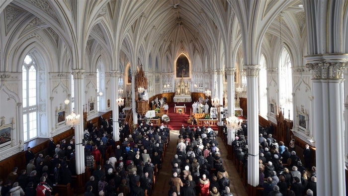 Un millier de personnes sont présentes à la messe commémorative célébrée pour les victimes de la tragédie. 