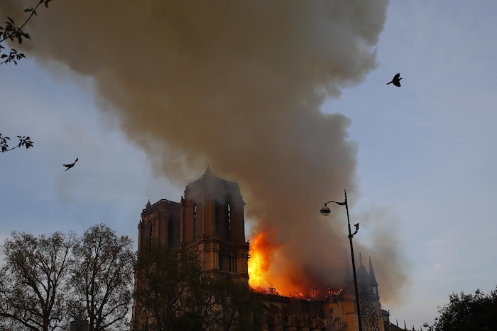 La cathédrale Notre-Dame de Paris en flammes.