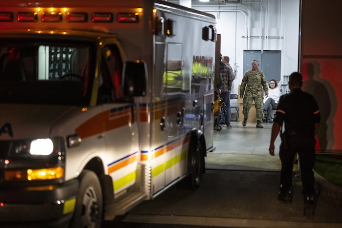 Des équipes de secours et des militaires présents au centre de santé de Wainwright s'occupent des militaires blessés à la suite d'un incendie.