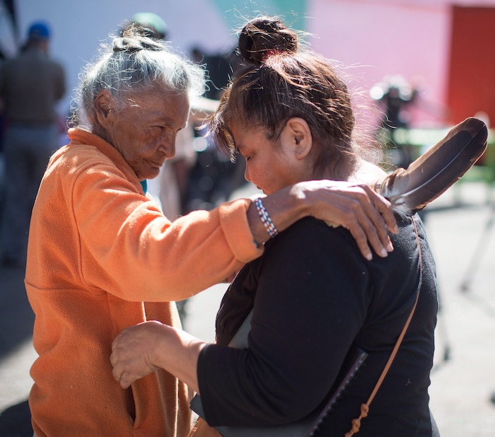 En la foto, dos mujeres se abrazan durante un servicio conmemorativo para las personas que han muerto en Columbia Brtiánica como consecuencia de la crisis de sobredosis en el Downtown Eastside de Vancouver, C.B. Según el Servicio Forense de la provincia, desde 2016, 7.072 personas en Columbia Británica han muerto tras sufrir una sobredosis de drogas ilícitas.