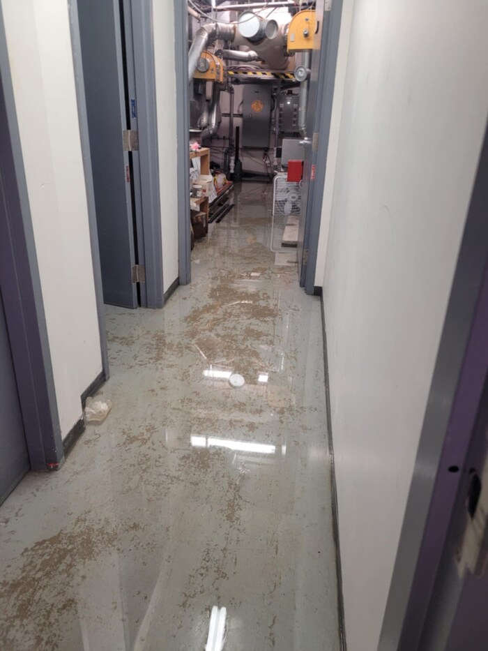 Une infiltration d’eau à travers les murs du centre de soins infirmiers de la La Première Nation de Neskantaga a causé sa fermeture. 