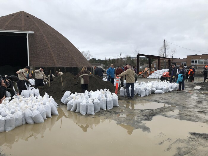 Corvée de sacs de sable à Edmundston au Nouveau-Brunswick le 19 avril 2019.