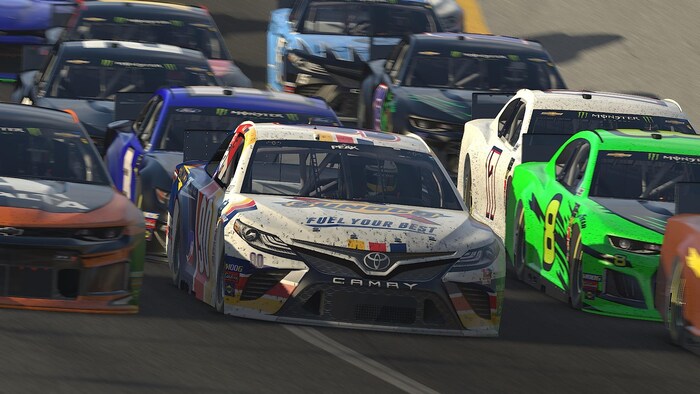 Capture d'écran du simulateur de NASCAR iRacing. On voit plusieurs voitures dans une course. 