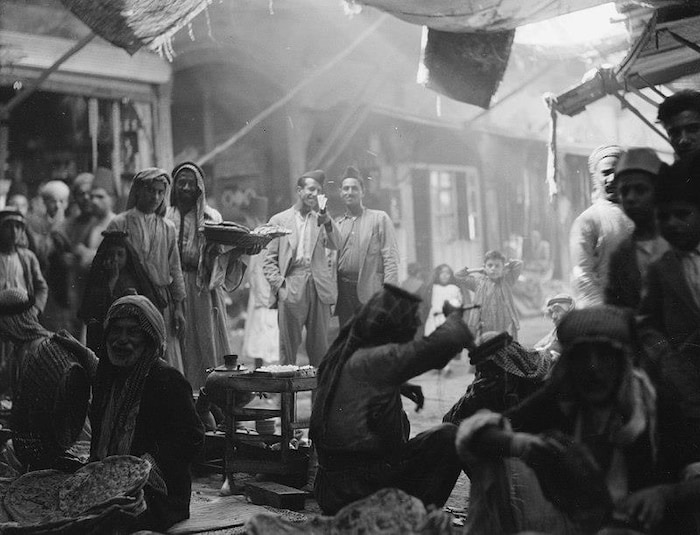 مشهد عام لأحد الأسواق الشعبية في مدينة الموصل في شمال العراق عام 1932.