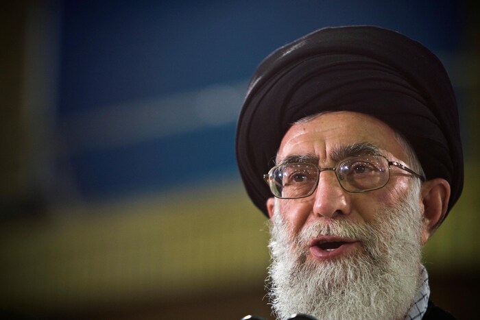 L'ayatollah Ali Khamenei, ayant une barbe et portant des lunettes, parle dans un micro.