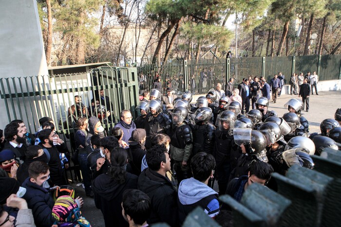 Des étudiants iraniens se frottent à la police à l'Université de Téhéran, samedi. 