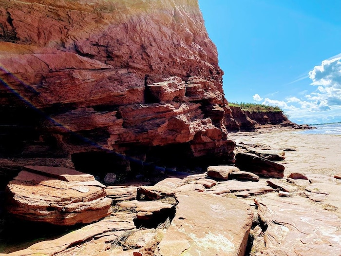 Costa escarpada de piedras sedimentarias rojizas típicas de la Isla del Príncipe Eduardo. 