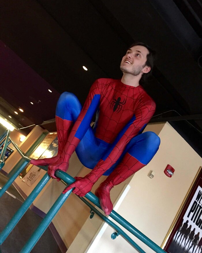 Jacob Charpentier vêtu d'un costume de Spider-Man.