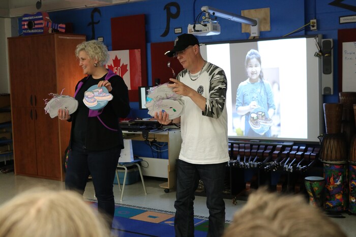Josée Lusignan et Ian Speirs de l'organisme J'Aime les Premiers Peuples distribuent les bricolages préparés par les élèves de l’école Ulluriaq à Kangiqsualujjuaq au Nunavik aux élèves de l’école primaire St. Edmunds de Beaconsfield.