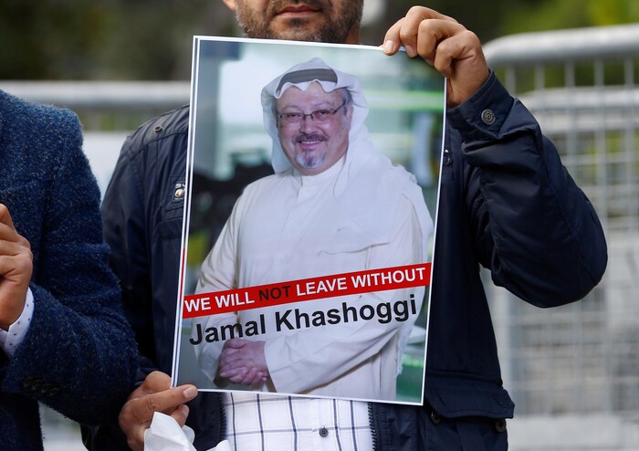 Un manifestant tient une photo du journaliste saoudien Jamal Khashoggi.