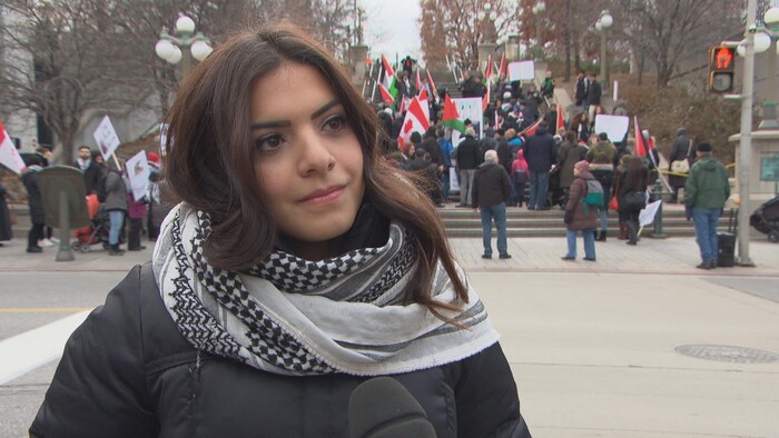 La porte-parole de l'Association palestinienne arabo-canadienne, Janan Arafa, lors d'une manifestation