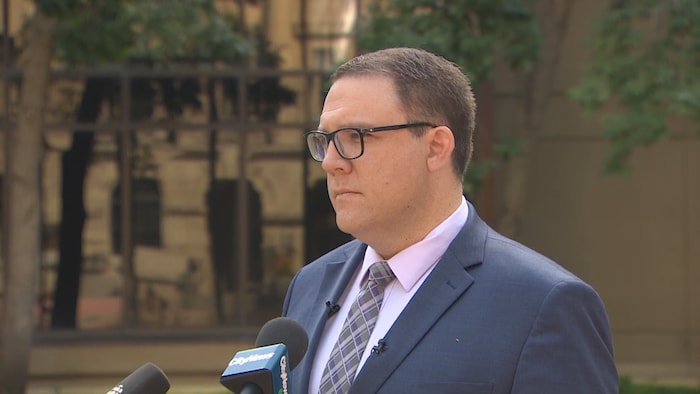Jason Nixon, le ministre provincial des Aînés, des Communautés et des Services sociaux, en mêlée de presse en août 2023 à Calgary.