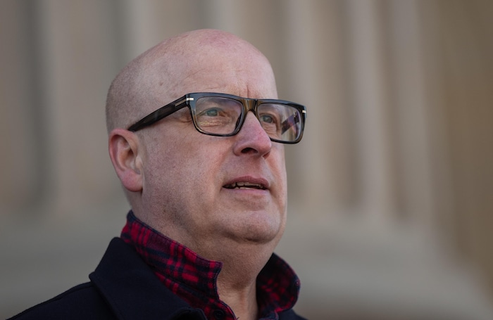 Le président du syndicat, Jason Schilling, présente un discours lors d'un rassemblement devant l'Assemblée législative à Edmonton, le 5 octobre 2025.