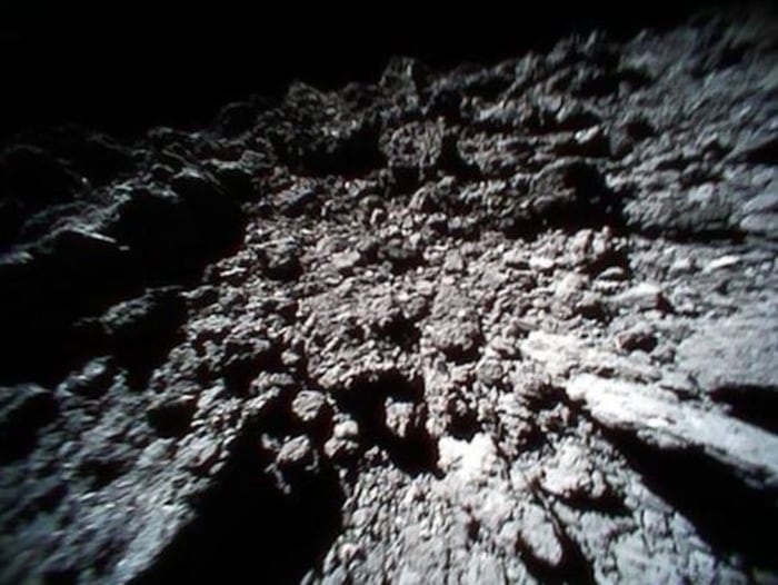 La surface de l'astéroïde Ryugu.