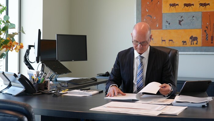 Le DGEQ, Jean-François Blanchet, à son bureau.