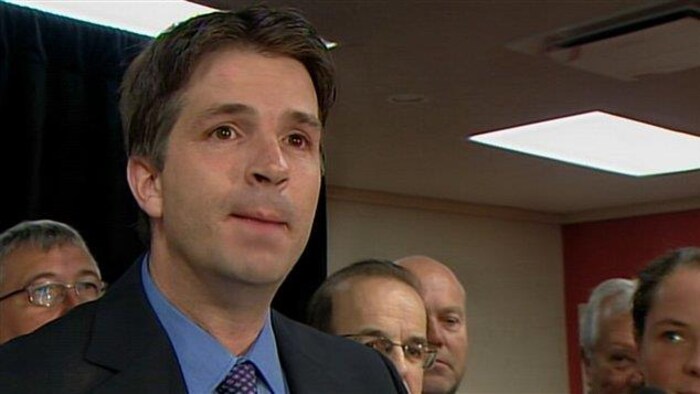 Jean-François Fortin discute à l'avant d'un groupe de personnes