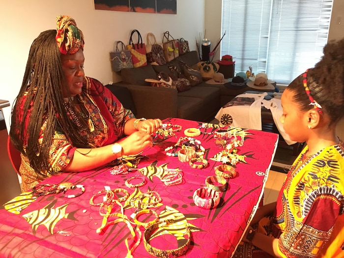 Jeanne Zita enseigne à sa fille les rudiments de la confection de bijoux. 