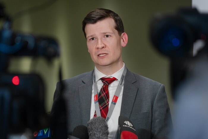 Le maire de Calgary, Jeromy Farkas, s'adresse à des caméras.