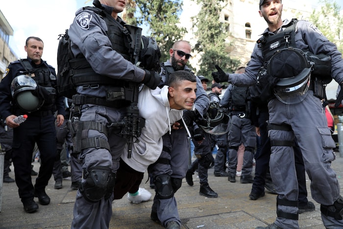 Des policiers israéliens détiennent un Palestinien après des heurts dans la vieille ville de Jérusalem. 