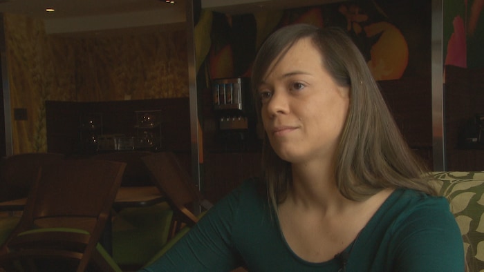 Jeune femme qui se confie dans l'intimité d'un restaurant sur les défis de vivre avec le trouble de l'autisme au quotidien.