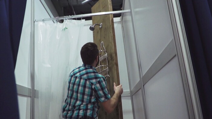 Les travailleurs du Centre des congrès ont construit 50 douches temporaires pour les athlètes des Jeux du Québec.