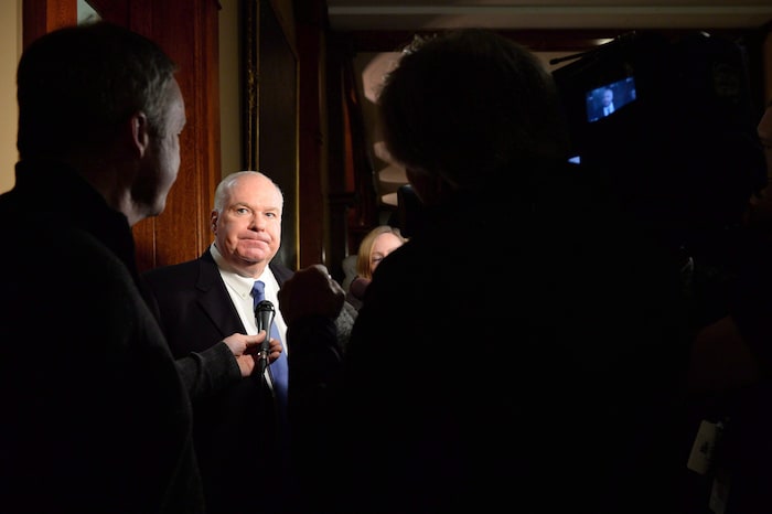 Le ministre Jim Wilson en mêlée de presse