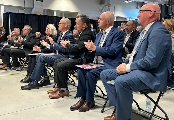 Joanne Thompson, Pat Finnigan, Kent Smith, Ernie Hudson et Loyola O'Driscoll assis sur des chaises, certains applaudissant.