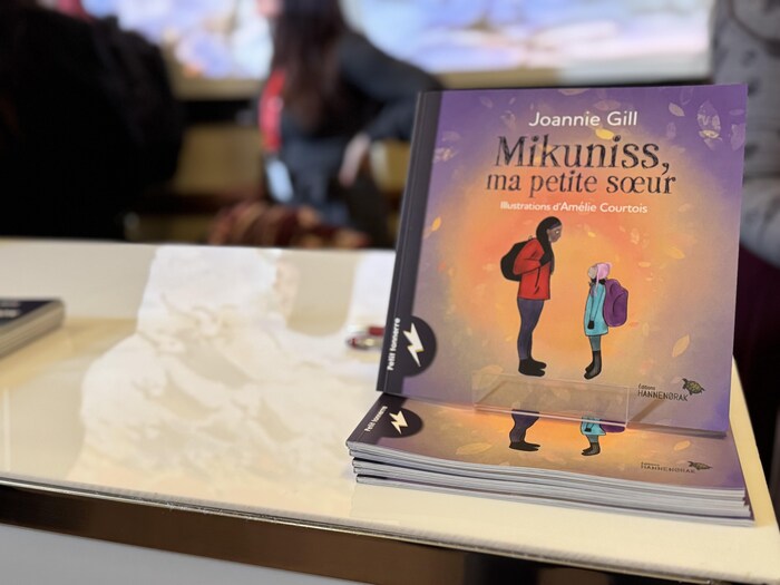 Un livre posé sur une pile de livres.