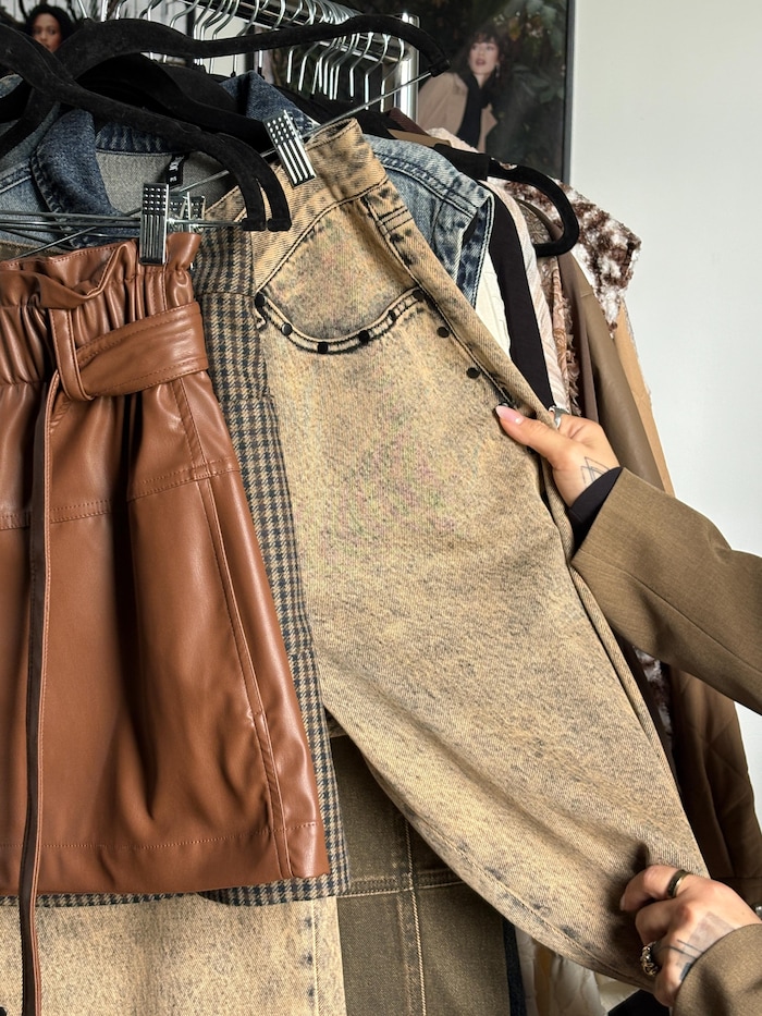 Paire de jeans, délavée, couleur sable.