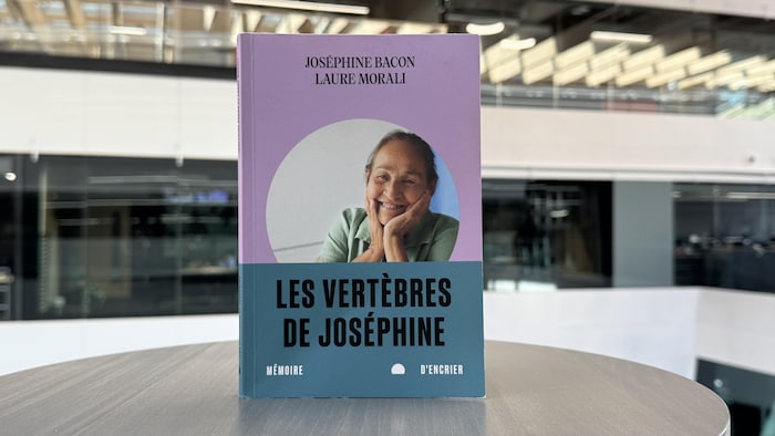 Une couverture de livre posée sur une table à l'intérieur d'un édifice.