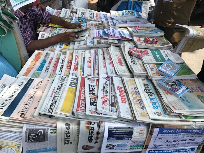 Un vendeur de journaux, à Mumbai.