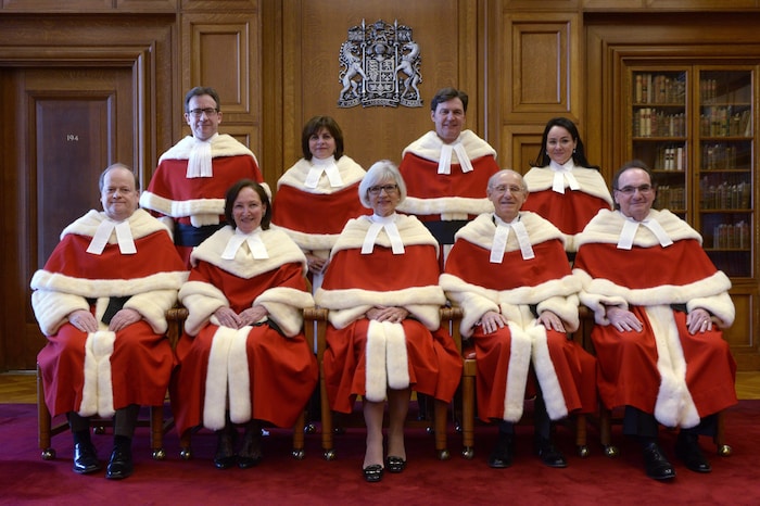La juge en chef de la Cour suprême du Canada, Beverley McLachlin (au centre) en compagnie des autres juges de la Cour suprême du Canada, le 10 février 2015.