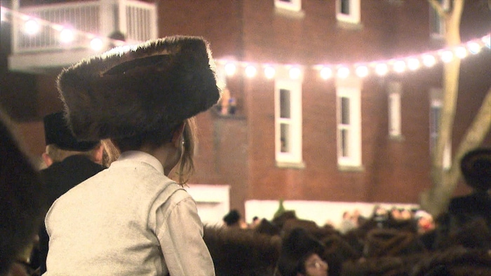 Un enfant juif hassidique assiste au défilé du chef spirituel de la communauté Belz.