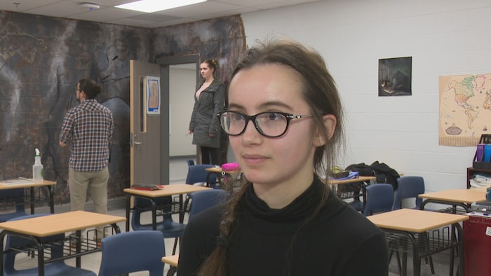 Juliet Downey, élève de 10e année, admet que le cellulaire peut nuire à sa concentration en classe.