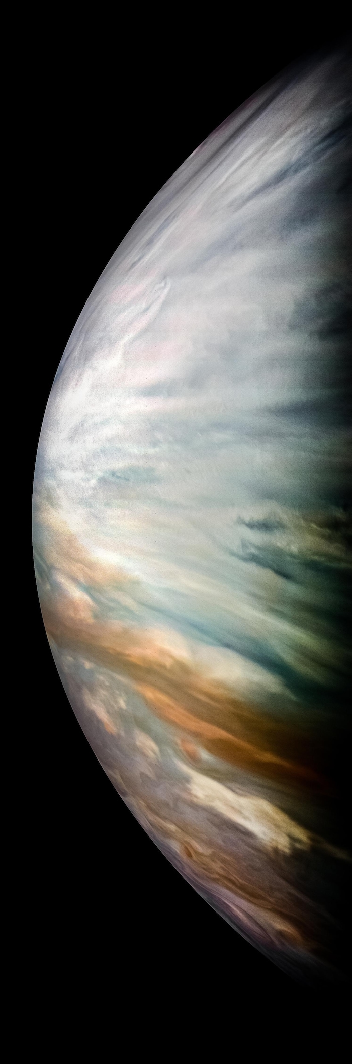 D'épais nuages blancs sont présents sur cette image captée par Juno de la zone équatoriale de Jupiter.